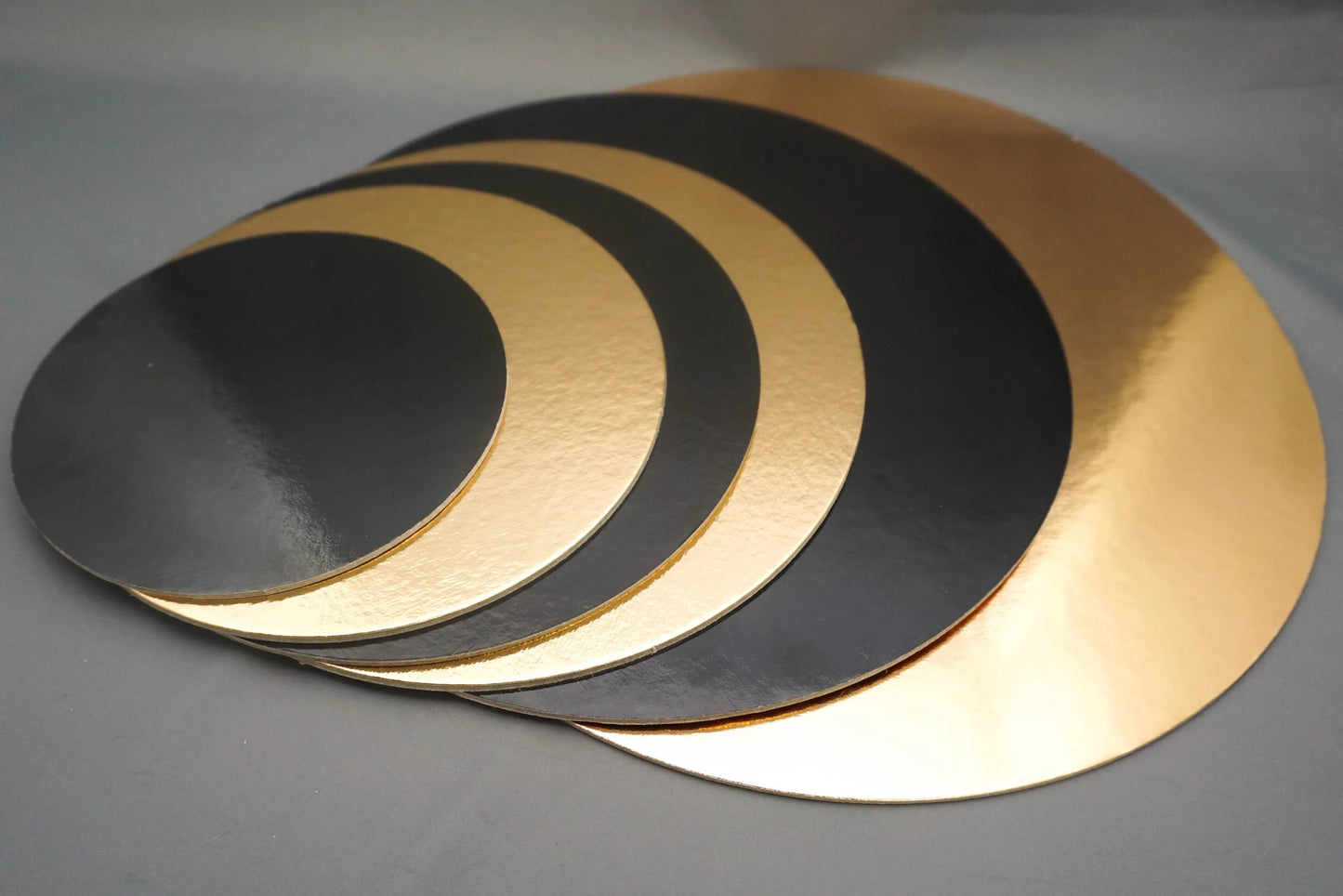 Round Gold/Black Cake Board